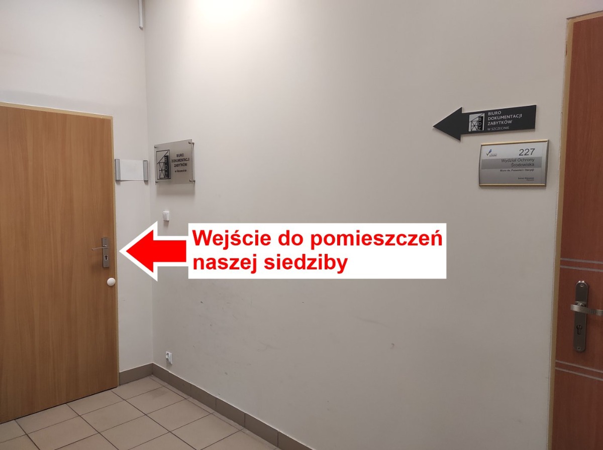 Po lewej wejście do pomieszczeń naszej siedziby, obok tabliczka z logo BDZ Szczecin oraz nazwą: 'BIURO DOKUMENTACJI ZABYTKÓW w Szczecinie'