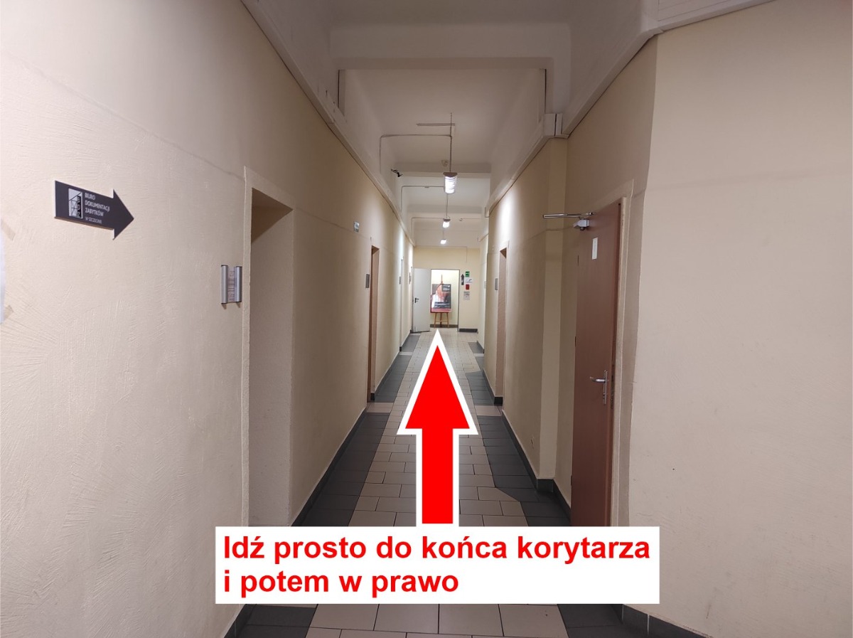 Korytarz prowadzący do siedziby BDZ - idź prosto do końca korytarza i potem w prawo