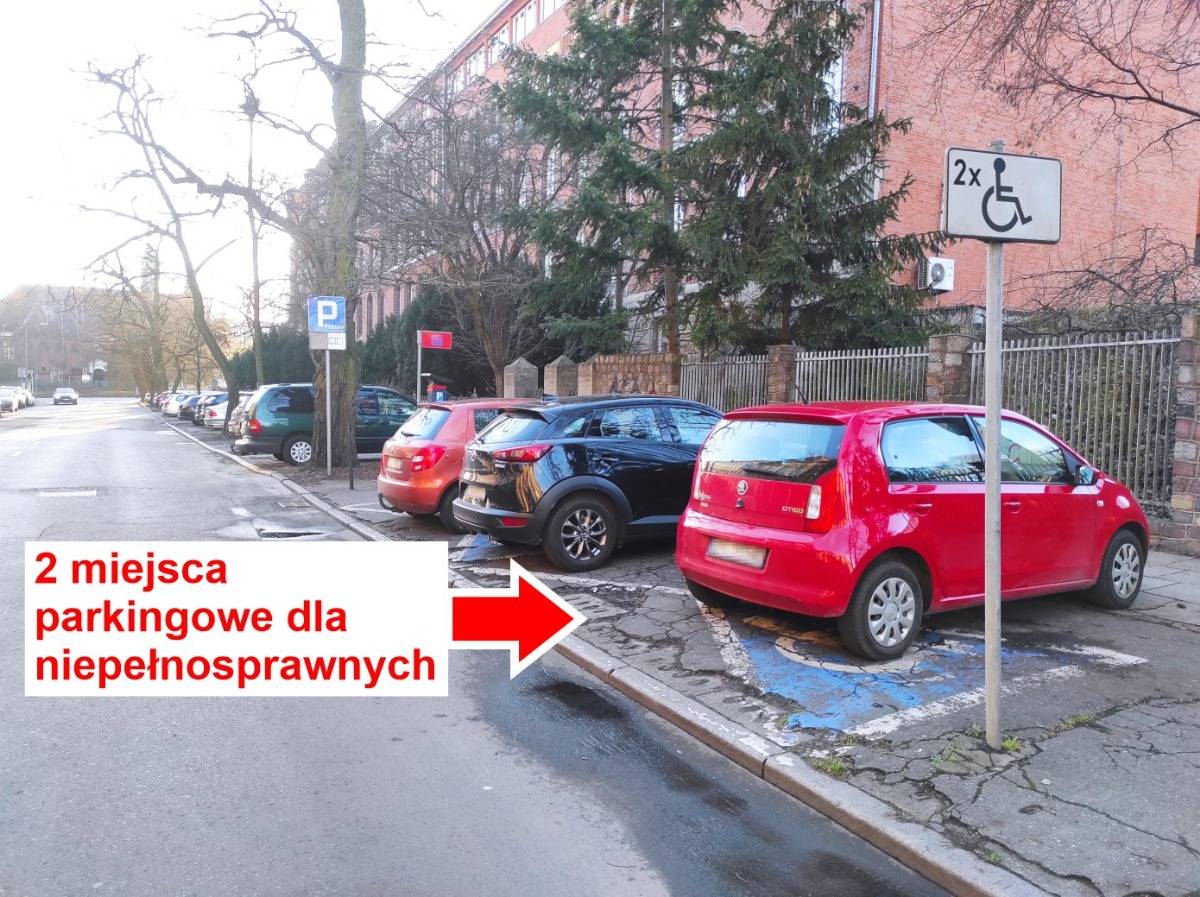 Ulica Starzyńskiego, parking z 2 miejscami dla niepełnosprawnych, strefa parkowania czerwona