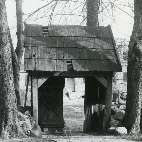 Powiększ obraz: Bramka bielkowska - widok od strony cmentarza, 1984r