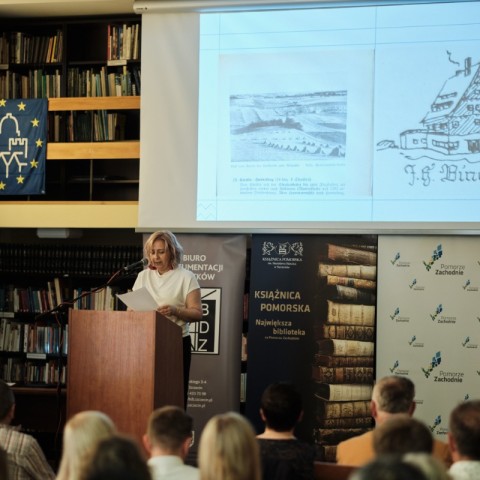 Powiększ obraz: Sylwia Wesołowska wygłasza wykład inauguracyjny