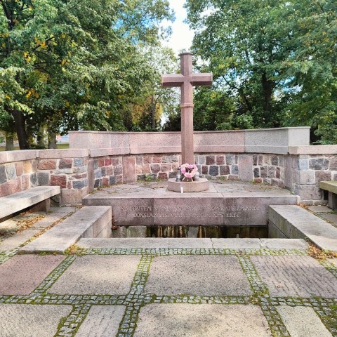 Powiększ obraz: murowana studzienka zwieńczona krzyżem